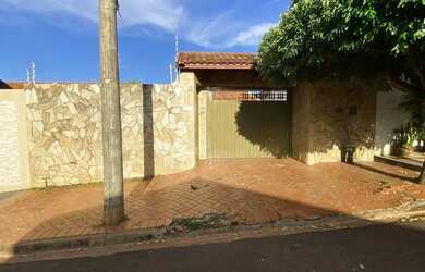 Imagem: A casa possui 2 Dormitórios, 2 Banheiros, 3 Vagas na garagem