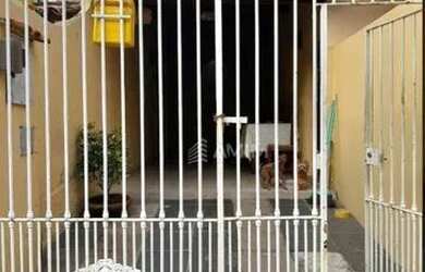 Imagem: A casa possui 3 Dormitórios, 2 Banheiros, 2 Vagas na garagem