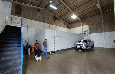 Imagem: O depósito possui 4 Vagas na garagem e 500m² de Área e está