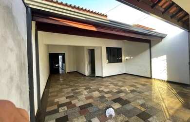 Imagem: A casa possui 3 Dormitórios, 3 Banheiros, 2 Vagas na garagem