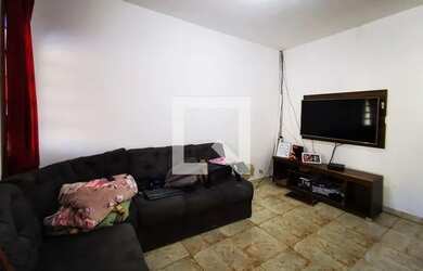 Imagem: A casa possui 2 Dormitórios, 1 Banheiro, 1 Vaga na garagem