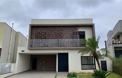 Imagem: A casa em condomínio possui 4 Dormitórios, 4 Banheiros, 4