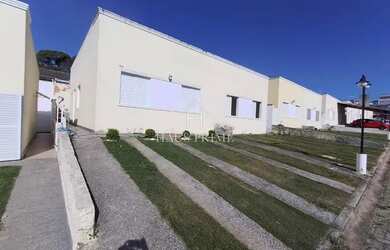 Imagem: A casa em condomínio possui 3 Dormitórios, 1 Banheiro, 2 Vagas