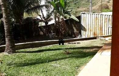 Imagem: A casa possui 4 Dormitórios, 2 Banheiros, 4 Vagas na garagem