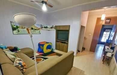 Imagem: A casa possui 4 Dormitórios, 2 Banheiros, 2 Vagas na garagem