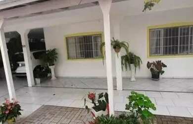 Imagem: A casa possui 3 Dormitórios, 2 Banheiros, 2 Vagas na garagem