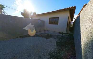 Imagem: A casa possui 3 Dormitórios, 2 Banheiros, 1 Vaga na garagem