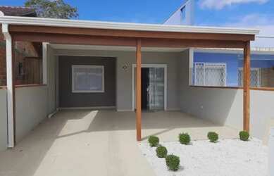 Imagem: A casa possui 3 Dormitórios, 2 Banheiros, 1 Vaga na garagem