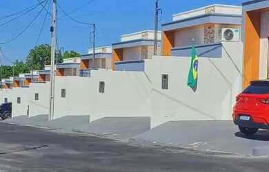 Imagem: A casa possui 3 Dormitórios, 2 Banheiros, 2 Vagas na garagem