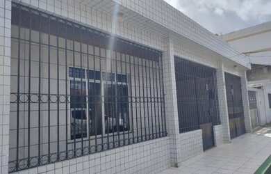 Imagem: A casa possui 3 Dormitórios, 1 Banheiro, 2 Vagas na garagem