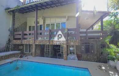 Imagem: A casa em condomínio possui 5 Dormitórios, 5 Banheiros e 337m²