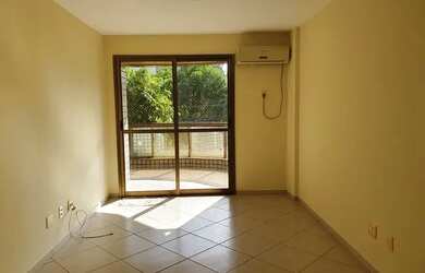 Imagem 2: Sala dois quartos sendo 1 suíte, varanda e armário no quarto suíte