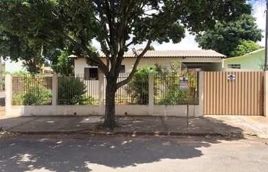 Imagem: A casa possui 3 Dormitórios, 2 Banheiros, 2 Vagas na garagem