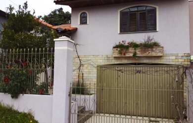 Imagem: A casa possui 4 Dormitórios, 3 Banheiros, 3 Vagas na garagem