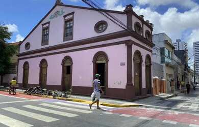 Imagem: A casa possui 1 Dormitório, 1 Banheiro, 300m² de Área e