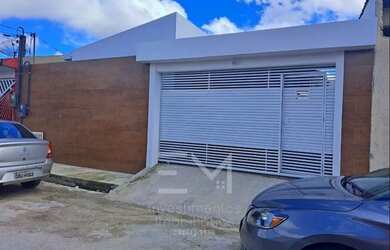 Imagem: A casa possui 4 Dormitórios, 3 Banheiros, 2 Vagas na garagem