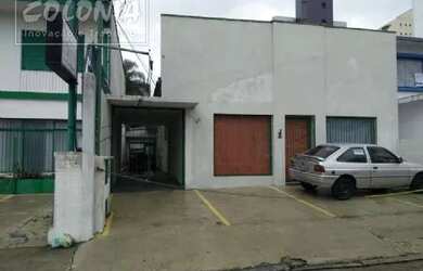 Imagem: O depósito possui 5 Vagas na garagem, 303m² de Área e está