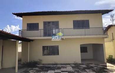 Imagem: A casa possui 3 Dormitórios, 2 Banheiros, 3 Vagas na garagem