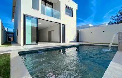 Imagem: A casa possui 3 Dormitórios, 5 Banheiros, 5 Vagas na garagem