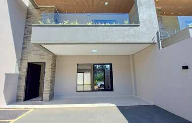 Imagem: A casa possui 3 Dormitórios, 2 Banheiros, 2 Vagas na garagem