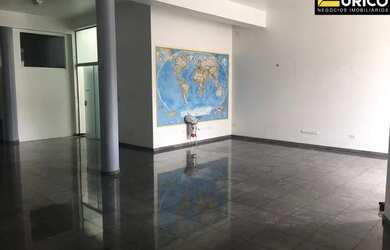 Imagem: O depósito possui 4 Vagas na garagem e 270m² de Área e está