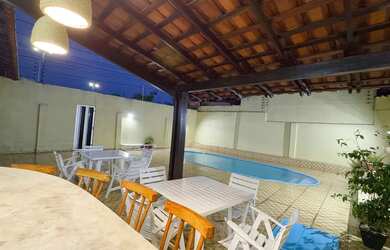 Imagem: A casa possui 3 Dormitórios, Acomodam 12 pessoas, 3 Vagas na