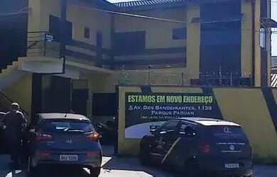 Imagem: O depósito à venda possui 5 Vagas na garagem e 180m² de Área