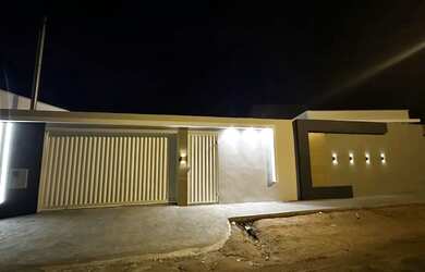 Imagem: A casa possui 3 Dormitórios, 3 Banheiros, 1 Vaga na garagem