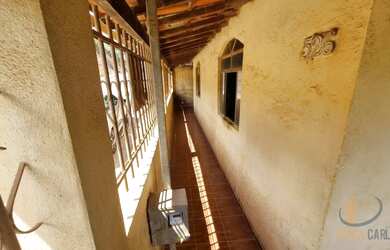 Imagem: A casa possui 3 Dormitórios, 1 Banheiro, 1 Vaga na garagem