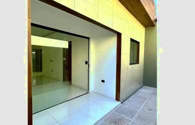 Imagem: A casa possui 3 Dormitórios, 1 Banheiro, 1 Vaga na garagem