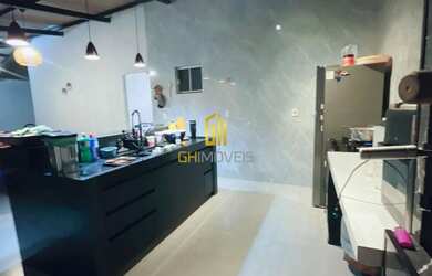 Imagem: A casa possui 3 Dormitórios, 2 Banheiros, 2 Vagas na garagem