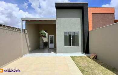 Imagem: A casa possui 3 Dormitórios, 2 Banheiros, 2 Vagas na garagem