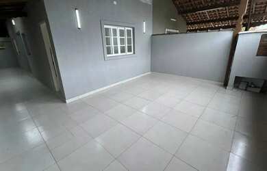 Imagem: A casa possui 2 Dormitórios, 2 Banheiros, 2 Vagas na garagem