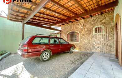Imagem: A casa possui 3 Dormitórios, 3 Banheiros, 2 Vagas na garagem