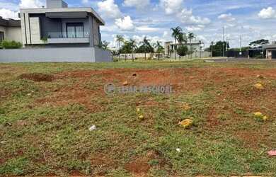 Imagem: O terreno possui 300m² de Área e está localizado em Real