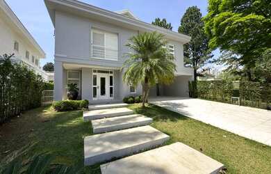 Imagem: A casa em condomínio possui 4 Dormitórios, 5 Banheiros, 4