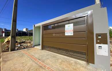 Imagem: A casa possui 3 Dormitórios, 2 Banheiros, 2 Vagas na garagem