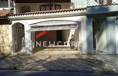 Imagem: A casa possui 3 Dormitórios, 4 Banheiros, 3 Vagas na garagem