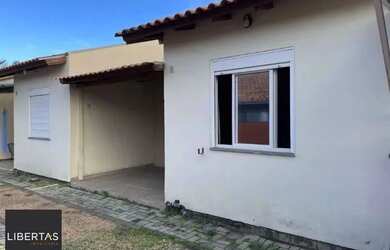 Imagem: A casa possui 2 Dormitórios, 1 Banheiro, 1 Vaga na garagem