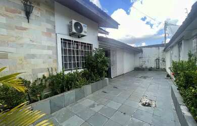 Imagem: A casa possui 4 Dormitórios, 5 Banheiros, 4 Vagas na garagem