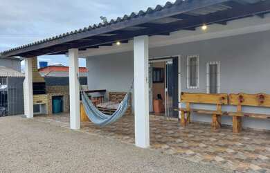 Imagem: A casa possui 2 Dormitórios, 3 Banheiros, 2 Vagas na garagem