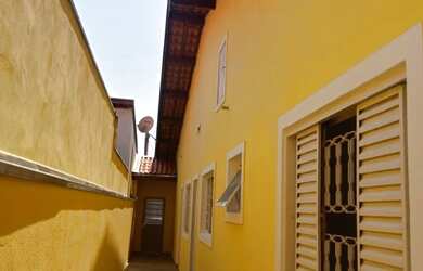 Imagem: A casa possui 2 Dormitórios, 1 Banheiro, 2 Vagas na garagem