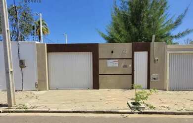 Imagem: A casa possui 2 Dormitórios, 2 Banheiros, 2 Vagas na garagem