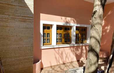 Imagem: A casa possui 5 Dormitórios, 3 Banheiros, 3 Vagas na garagem