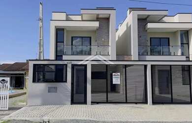 Imagem: A casa possui 3 Dormitórios, 3 Banheiros, 2 Vagas na garagem