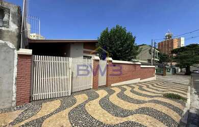 Imagem: A casa possui 4 Dormitórios, 2 Banheiros, 3 Vagas na garagem