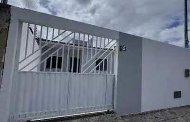 Imagem: A casa possui 2 Dormitórios, 2 Banheiros, 2 Vagas na garagem