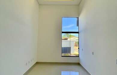 Imagem: A casa possui 3 Dormitórios, 2 Banheiros, 2 Vagas na garagem