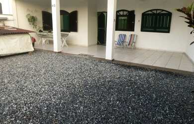 Imagem: A casa possui 2 Dormitórios, 2 Banheiros, 2 Vagas na garagem