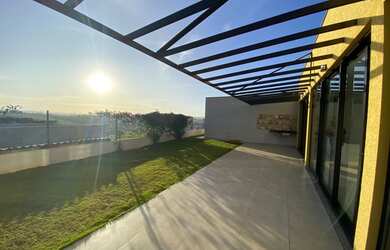 Imagem: A casa possui 3 Dormitórios, 5 Banheiros, 2 Vagas na garagem